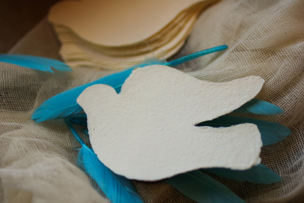 handmade paper dove hmp-dove size roughly 3.5 x 5 inches dove-shaped flat note with gold envelope cream recycled oblation handmade cotton paper