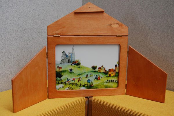 A wooden kamishibai box, which contains illustrated cards ((Photo: Geo1208)